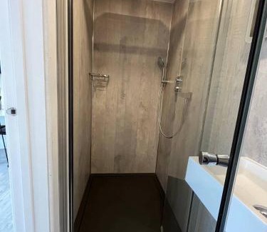 Netley Apartment | Studio Retreat - Hot Tub Garden & Pets Welcome