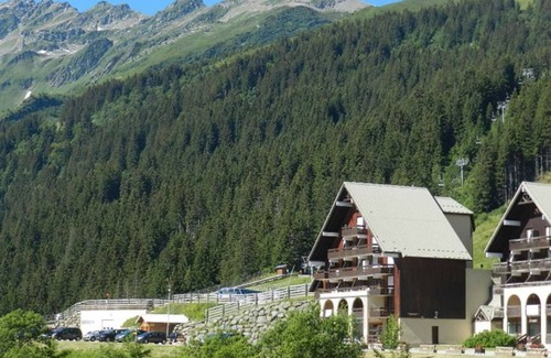 Le Pleynet Apartment | Studio ski-in/ski-out avec balcon, casier à skis et accès direct ESF au Haut-Bréda