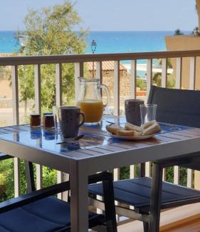 Algajola Apartment | Studio standing classé meublé de tourisme avec terrasse vue mer " les pieds dans l'eau " à Algajola