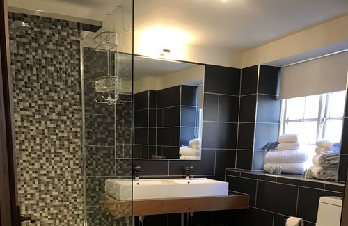 Crayke Apartment | Studio-Suite-Ensuite