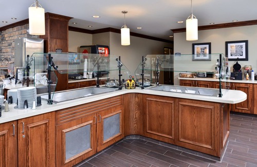 Rochester Apartment | Studio Suite! Free Breakfast + Shared Pool & Hot Tub. Great for Business Travelers!