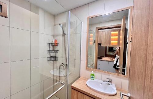 Lubuk Baja Apartment | Studio Unit in Baloi Apartment - Pool View Free WIFI Smart Tv