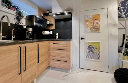 Thornhill Apartment | Studio Unit: Inexpensive with full kitchen, separate bathroom and washer/dryer