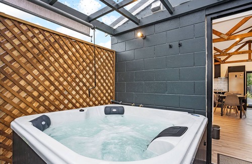 Hornby House | Studio Unit with Spa Bath!