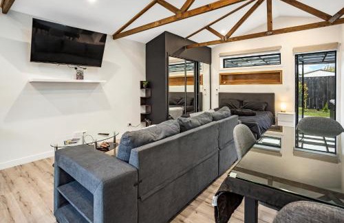 Christchurch House | Studio Unit with Spa Bath