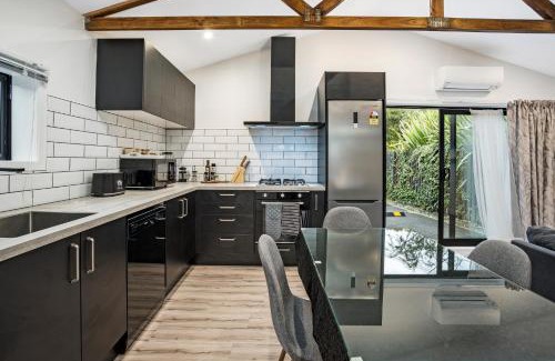 Christchurch House | Studio Unit with Spa Bath