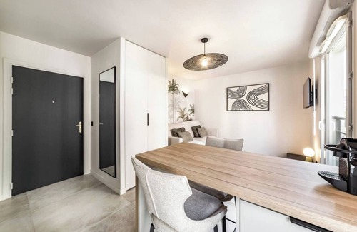 Vaise Apartment | Studio Valmy Metro Station
