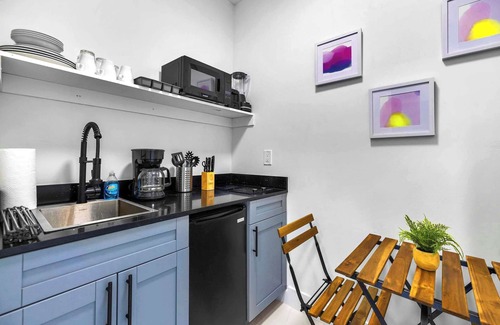 Liberty City Apartment | Studio w/Kitchenette - 15min to Wynwood