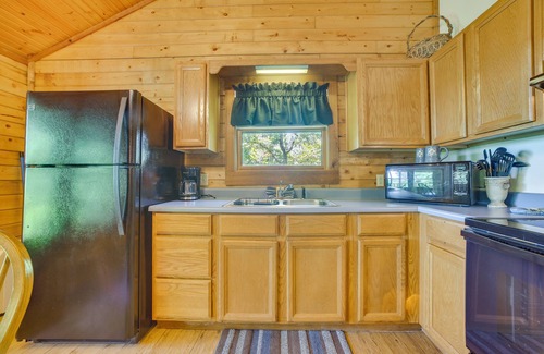 Eureka Springs Apartment | Studio w/Mtn Views, 1 Mi to Thorncrown Chapel!