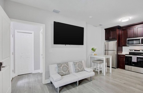 Courier City - Oscawana Apartment | Studio w/Patio & Grill by Soho Bars/Restaurants