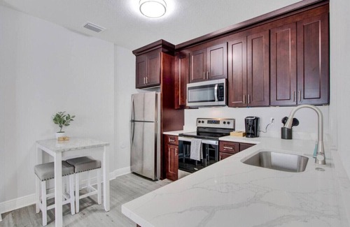 Courier City - Oscawana Apartment | Studio w/Patio & Grill by Soho Bars/Restaurants