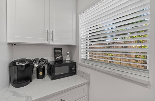 Riverside Park Apartment | Studio w Peacocks Managed by BNR Vacation Rentals