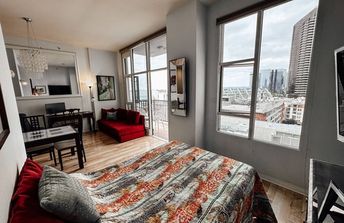 East Village Condo | Studio w/Scenic Views in Gaslamp Quarter Downtown. Two blocks from Petco Park.
