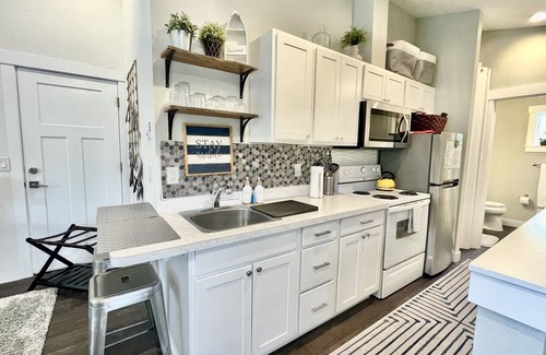 Edmonds Apartment | Studio w/Seaside Charm! Full Kitchen + Easy Train to FIFA Seattle World Cup