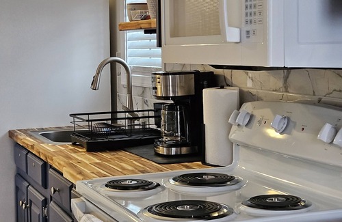 Phenix City Apartment | Studio w/spacious bathroom 14 miles to Ft Benning/Ft Moore