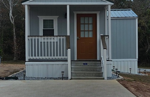 Phenix City Apartment | Studio w/spacious bathroom 14 miles to Ft Benning/Ft Moore