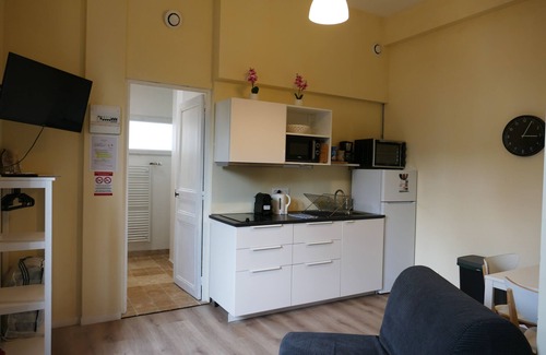Gardanne Apartment | Studio West Enclosed parking Ground floor FibrE