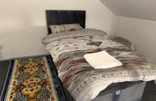 Purley Apartment | Studio with 3 beds- 20 min from London Bridge and Gatwick Airport