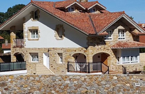Castro Urdiales Apartment | Studio with garden and sea & mountain views in Playa Sonabia