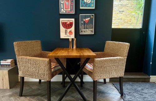 Coombe Hill Apartment | Studio with kitchen nestled lovely wooded cul du sac