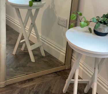 Coombe Hill Apartment | Studio with kitchen nestled lovely wooded cul du sac