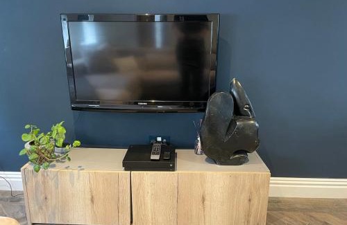 Coombe Hill Apartment | Studio with kitchen nestled lovely wooded cul du sac