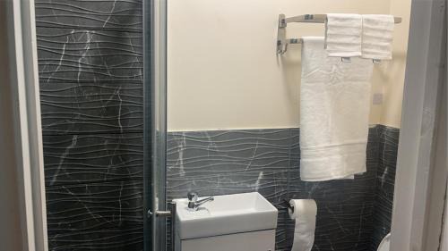 Canvey Island House | Studio with private shower and toilet