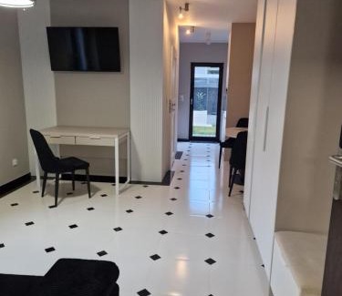Srodmiescie Apartment | Studio z ogrodem przy Orlej