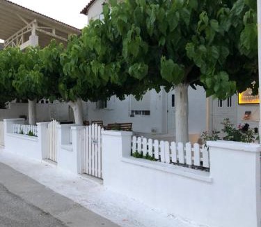 Sarakiniko Apartment | Studios on the beach