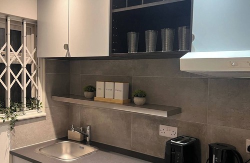 Golders Green Apartment | StudioSleeps2-GardenView-Parking-Internet-Patio