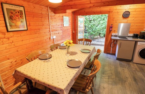 Longborough Cottage | STUMPS CROSS LODGE, pet friendly, with a garden in Winchcombe