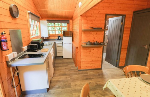 Longborough Cottage | STUMPS CROSS LODGE, pet friendly, with a garden in Winchcombe