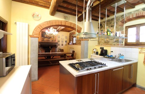 Civitella in Val di Chiana Villa | Stunning private villa with WIFI, private pool, TV, pets allowed and parking, close to Arezzo