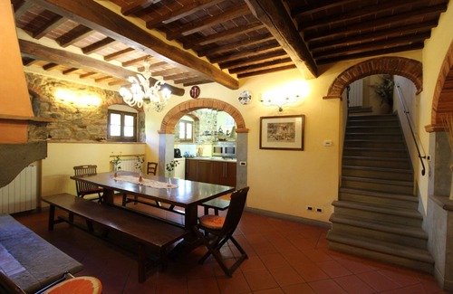 Civitella in Val di Chiana Villa | Stunning private villa with WIFI, private pool, TV, pets allowed and parking, close to Arezzo