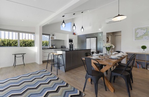Wharewaka House | Stunner on Stanley - Wharewaka Holiday Home