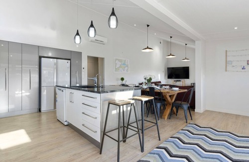 Wharewaka House | Stunner on Stanley - Wharewaka Holiday Home