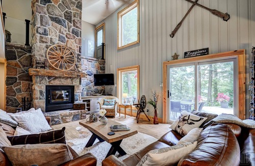 Utterson Cottage | Stunning 4Bed, 2Bath Cottage on Skeleton Lake! 2.7 Acres! Privacy!