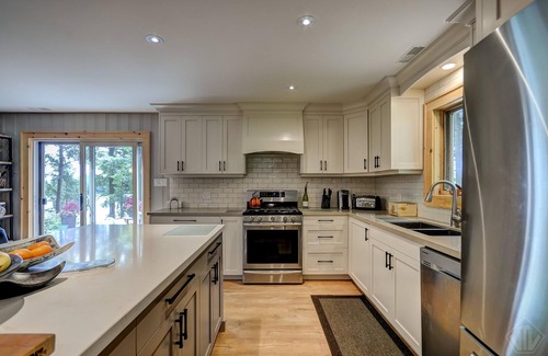 Utterson Cottage | Stunning 4Bed, 2Bath Cottage on Skeleton Lake! 2.7 Acres! Privacy!