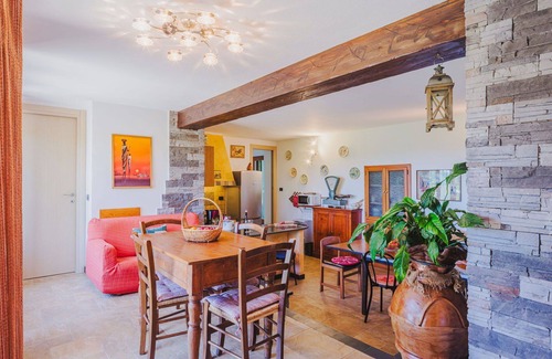 Velva Villa | Stunning private villa for 14 guests with WIFI, TV, patio, pets allowed and parking