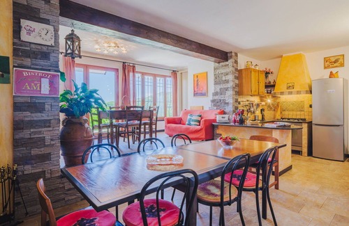 Velva Villa | Stunning private villa for 14 guests with WIFI, TV, patio, pets allowed and parking