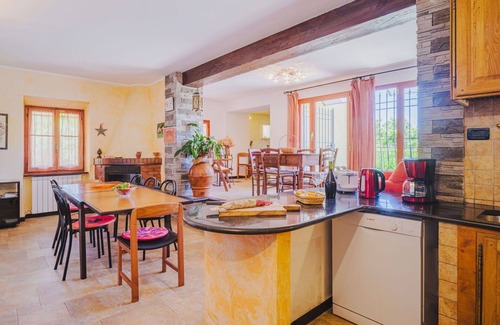 Velva Villa | Stunning private villa for 14 guests with WIFI, TV, patio, pets allowed and parking