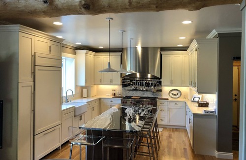 Shady Cove Ski Chalet | STUNNING 1.2M LUXURY HOUSE, sleeps 3-8 in 3 Q BRS + 2 twins, W/3 Full BA. nnn