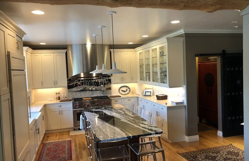Shady Cove Ski Chalet | STUNNING 1.2M LUXURY HOUSE, sleeps 3-8 in 3 Q BRS + 2 twins, W/3 Full BA. nnn