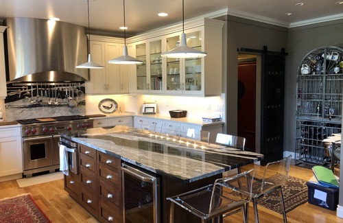 Shady Cove Ski Chalet | STUNNING 1.2M LUXURY HOUSE, sleeps 3-8 in 3 Q BRS + 2 twins, W/3 Full BA. nnn
