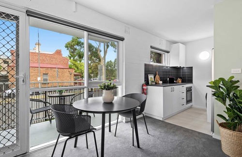 Parkville Apartment | Stunning 1-Bed Ground Floor Unit with Front Yard