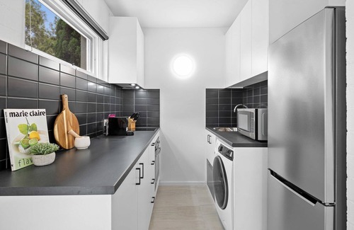 Parkville Apartment | Stunning 1-Bed Ground Floor Unit with Front Yard