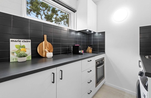 Parkville Apartment | Stunning 1-Bed Ground Floor Unit with Front Yard