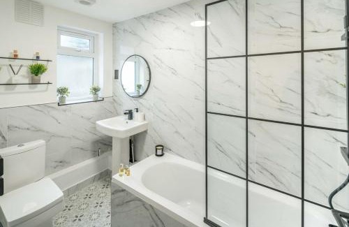 Addiscombe Apartment | Stunning 1 Bed Luxury London Garden Apartment