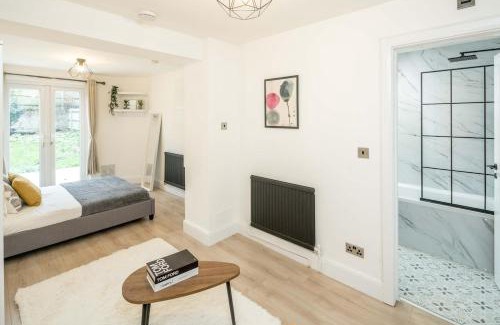 Addiscombe Apartment | Stunning 1 Bed Luxury London Garden Apartment