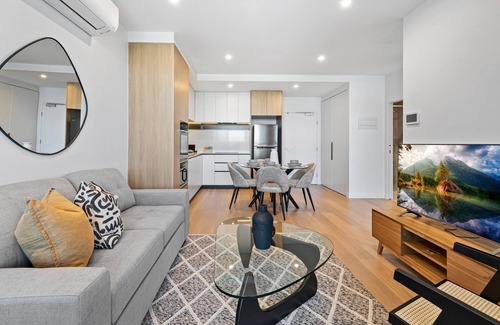 Alphington Apartment | Stunning 1-Bed with City Views and Amenities